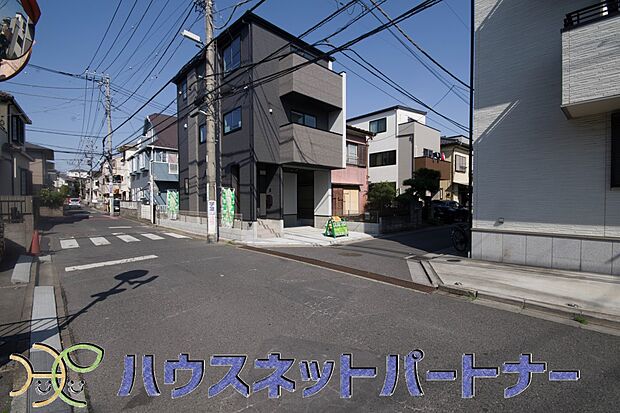 前面道路の日当たりの良い明るいお家。