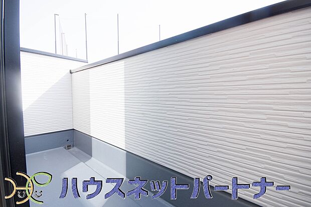朝の澄んだ空気や、夕方に吹く清々しい風を五感で感じられるバルコニー。住まいの中で唯一屋外にあって、本当の自然を感じられるスペースです。