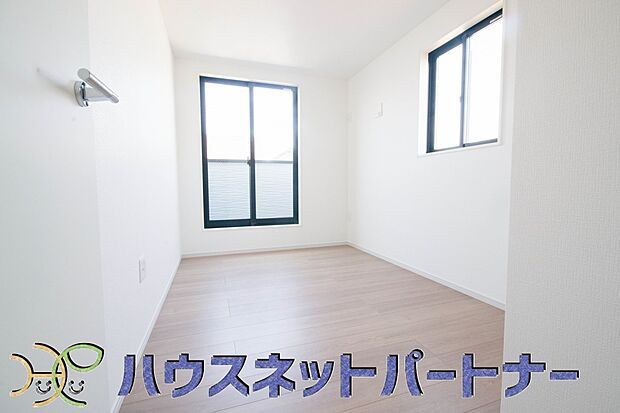 独立性を高めたお部屋。たっぷりの収納も配備しており、片付いた空間を現実出来そう。陽光も降り注ぐ明るく開放的な空間が魅力的。