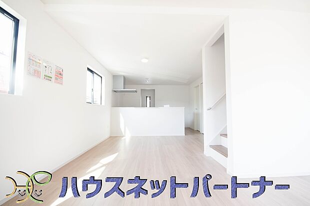カウンターキッチンなら、リビングで遊ぶ子供の様子を見ながら料理ができるので安心です。料理を運んでもらったり、子供にお手伝いしてもらいやすいのもいいですね♪