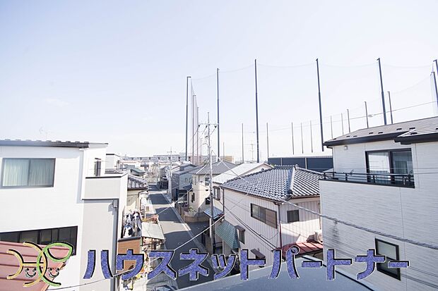 2階にあるバルコニーは太陽の光が燦々と降り注ぎ、毎日のお洗濯も快適に。太陽は心を元気にしてくれますよね。