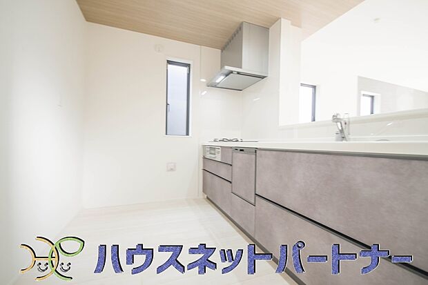 三口コンロで料理の幅を拡げてくれる使いやすいシステムキッチンを採用。洗い場も大きいので野菜や食器を洗ったりする際にも捗り、奥様の強い味方となってくれるはずです。