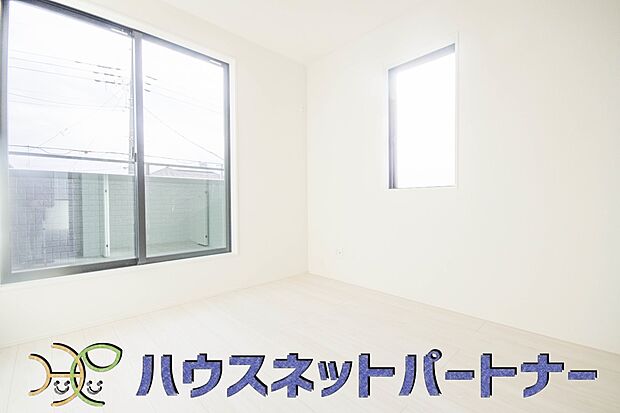 バルコニーに直接出入りできるお部屋です。ちょっと外の空気を吸いたい時や、ベランダでミニガーデニングなども楽しめそうです。
