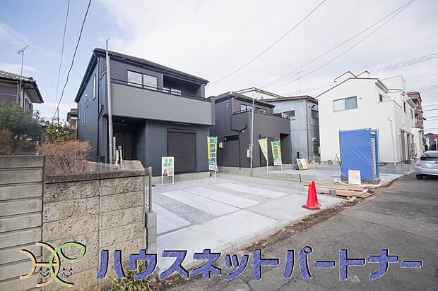 街に溶け合う美しい景観と、採光や風通しを考えて設計された間取り。近隣の視線を考え調整した窓位置など、外観だけでなく、住まうご家族の心地よさを最優先しました。