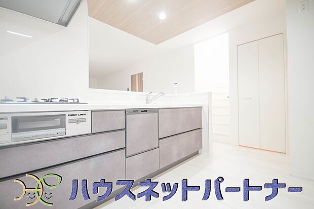 カウンターキッチンなら、リビングで遊ぶ子供の様子を見ながら料理ができるので安心です。料理を運んでもらったり、子供にお手伝いしてもらいやすいのもいいですね♪