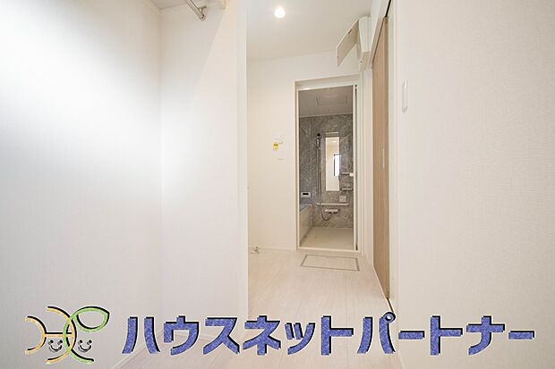 毎日使う洗濯機。しっかりと奥行きのある置き場が確保されています。