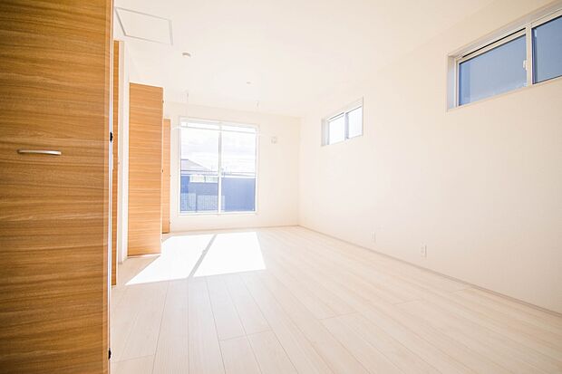 バルコニーに直接出入りできるお部屋です。ちょっと外の空気を吸いたい時や、ベランダでミニガーデニングなども楽しめそうです。