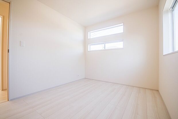 明るい窓のあるお部屋は子供部屋にぴったり。可愛い家具で素敵なお部屋に。