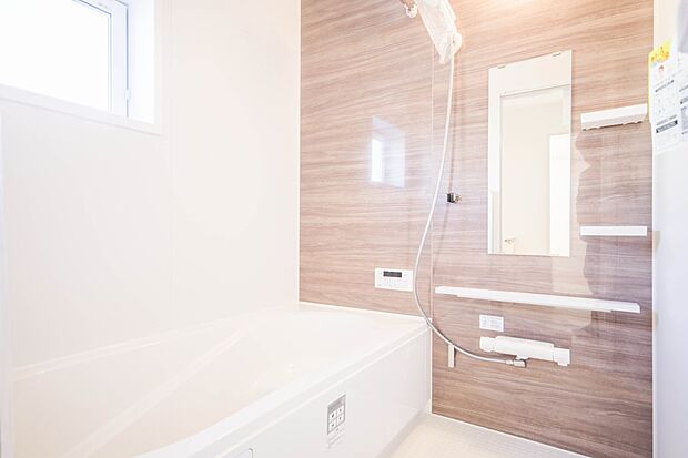 高級感溢れるカラーと大きさ・柔らかな曲線で構成された半身浴も楽しめるバスタブが心地よさをもたらします。