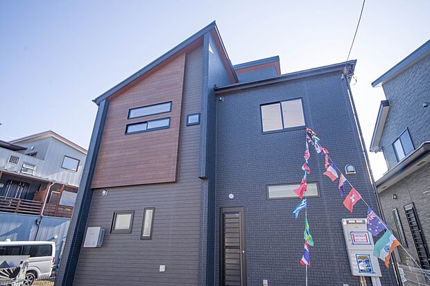 街に溶け合う美しい景観と、採光や風通しを考えて設計された間取り。近隣の視線を考え調整した窓位置など、外観だけでなく、住まうご家族の心地よさを最優先しました。