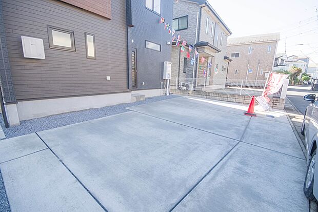 通勤や家族の送迎など、毎日の生活にマイカーが欠かせない方にとって駐車場は大事な条件。敷地内にカースペースがあれば、お出かけやお買い物の際の搬入出もらくらくです。