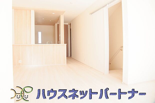 カウンターキッチンなら、リビングで遊ぶ子供の様子を見ながら料理ができるので安心です。料理を運んでもらったり、子供にお手伝いしてもらいやすいのもいいですね♪