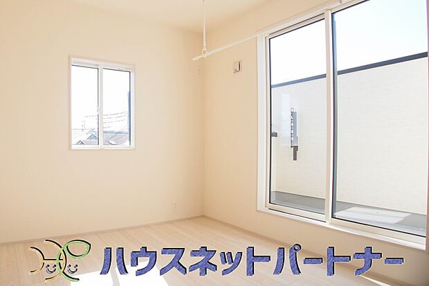 柔らかな光り差し込む家族に優しい洋室は子供部屋にぴったり。