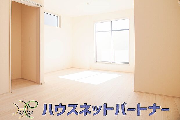 日差しが差し込む明るいお部屋。朝は太陽の光を浴びて一日の始まりです。