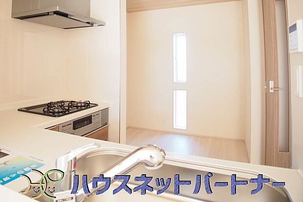 三口コンロで料理の幅を拡げてくれる使いやすいシステムキッチンを採用。洗い場も大きいので野菜や食器を洗ったりする際にも捗り、奥様の強い味方となってくれるはずです。