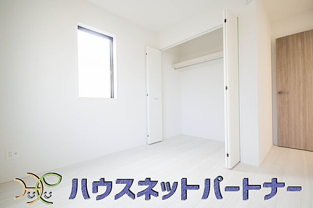 明るい窓のあるお部屋は子供部屋にぴったり。可愛い家具で素敵なお部屋に。