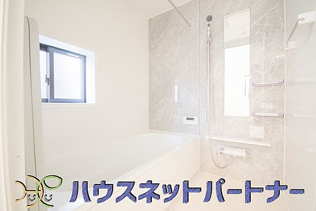 高級感溢れるカラーと大きさ・柔らかな曲線で構成された半身浴も楽しめるバスタブが心地よさをもたらします。