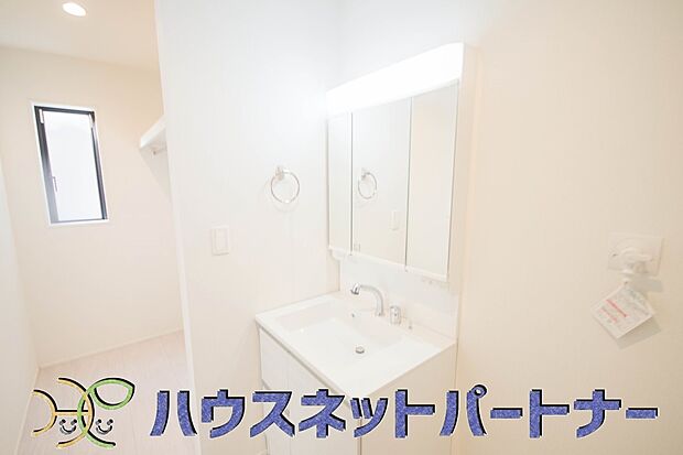 大きく見やすい三面鏡で清潔感ある洗面台は、身だしなみチェックや肌のお手入れに最適です。何かと物が増える場所だからこそ、スッキリと見映えの良い空間に拵えました。