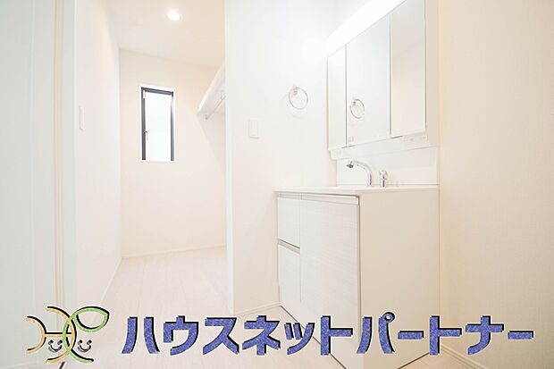 洗面室のある脱衣所は広々。脱いだお洋服をそのままお洗濯。