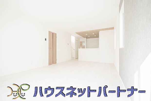 リビングは、食事スペースと寛げる場所設けてもまだ余裕の広さ。明るい光が照らしてくれます。