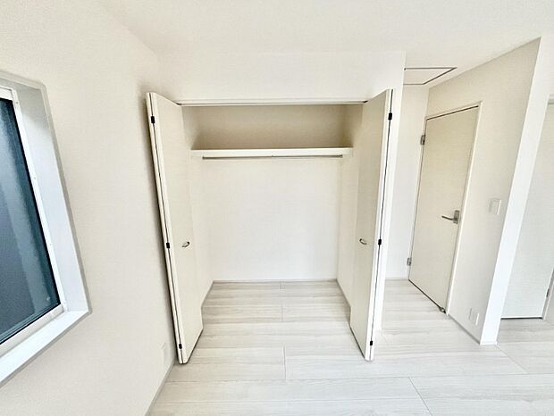 たっぷりの収納も配備しており、片付いた空間を現実出来そう。陽光も降り注ぐ明るく開放的な空間が魅力的。