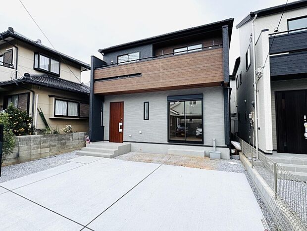 ゆったりとした駐車スペースを確保いたしましたので、大きめのお車でも駐車可能です。自転車やバイクなど、ゆとりのある敷地で置き場所に困ることはないでしょう。