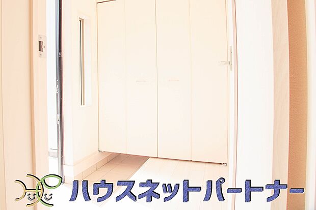 玄関扉を開くとゆったりとした空間。この感動を現地で是非体感してみて下さい。