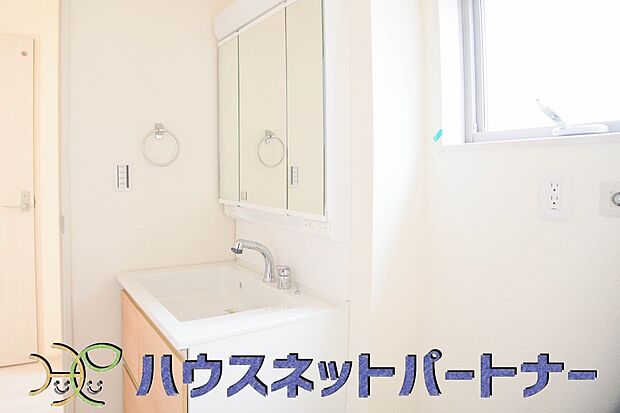 大きく見やすい三面鏡で清潔感ある洗面台は、身だしなみチェックや肌のお手入れに最適です。何かと物が増える場所だからこそ、スッキリと見映えの良い空間に拵えました。