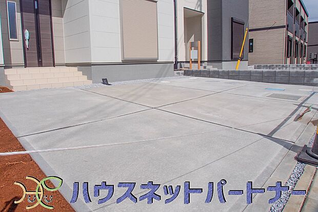 通勤や家族の送迎など、毎日の生活にマイカーが欠かせない方にとって駐車場は大事な条件。敷地内にカースペースがあれば、お出かけやお買い物の際の搬入出もらくらくです。