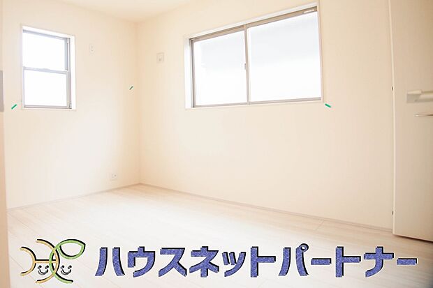 2面窓のある風通しの良いお部屋は心も体も元気にしてくれます。自分だけのお部屋作りを楽しんでみては。