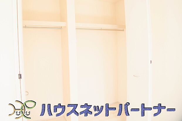 壁面クローゼットのメリットは、衣類が横一列に並ぶためひと目で洋服が選びやすいこと。衣類をたくさんお持ちの方も、限られたスペース内に無理なく収納することができます。