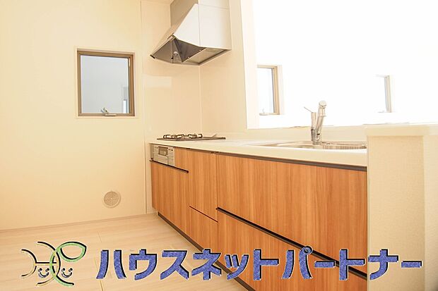 三口コンロで料理の幅を拡げてくれる使いやすいシステムキッチンを採用。洗い場も大きいので野菜や食器を洗ったりする際にも捗り、奥様の強い味方となってくれるはずです。