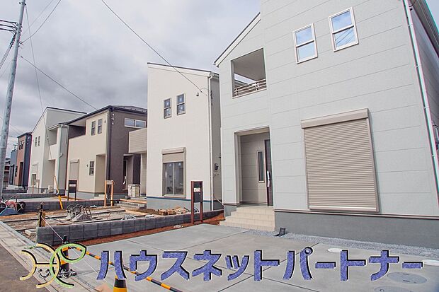 街に溶け合う美しい景観と、採光や風通しを考えて設計された間取り。近隣の視線を考え調整した窓位置など、外観だけでなく、住まうご家族の心地よさを最優先しました。