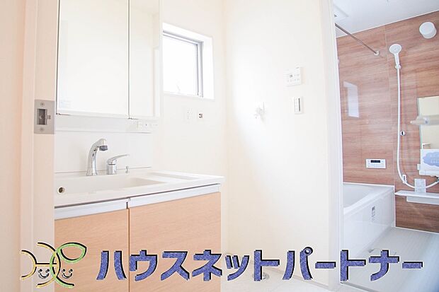 洗面室のある脱衣所は広々。脱いだお洋服をそのままお洗濯。