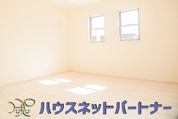 独立性を高めたお部屋。たっぷりの収納も配備しており、片付いた空間を現実出来そう。陽光も降り注ぐ明るく開放的な空間が魅力的。