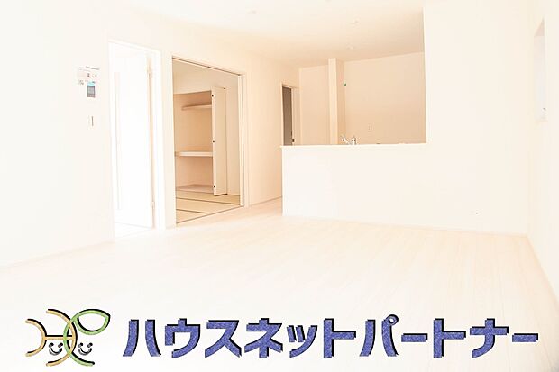 明るく開放的なダイニング。家族とのコミュニケーションが取りやすく、みんなの笑顔が溢れます