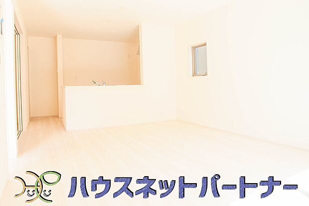 カウンターキッチンなら、リビングで遊ぶ子供の様子を見ながら料理ができるので安心です。料理を運んでもらったり、子供にお手伝いしてもらいやすいのもいいですね♪