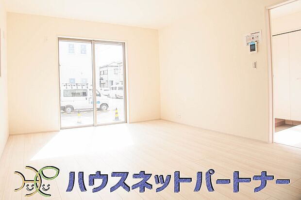 リビングは、食事スペースと寛げる場所設けてもまだ余裕の広さ。明るい光が照らしてくれます。