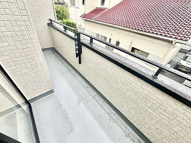 朝の澄んだ空気や、夕方に吹く清々しい風を五感で感じられるバルコニー。住まいの中で唯一屋外にあって、本当の自然を感じられるスペースです。