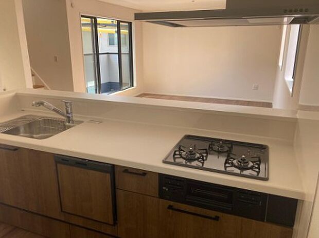 カウンターキッチンなら、リビングで遊ぶ子供の様子を見ながら料理ができるので安心です。料理を運んでもらったり、子供にお手伝いしてもらいやすいのもいいですね♪