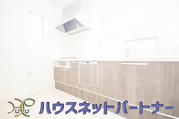 カウンターキッチンは広くて収納力もあるので、快適に料理をすることができます。食器や炊事用具を手の届くところに配置しやすいため調理もスピーディーです。