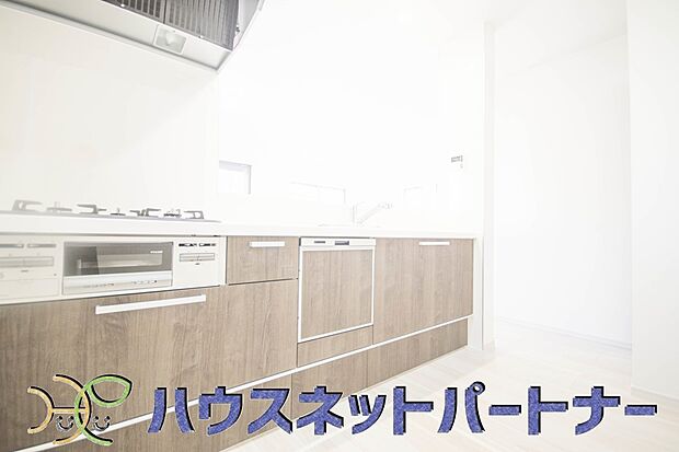 三口コンロで料理の幅を拡げてくれる使いやすいシステムキッチンを採用。洗い場も大きいので野菜や食器を洗ったりする際にも捗り、奥様の強い味方となってくれるはずです。