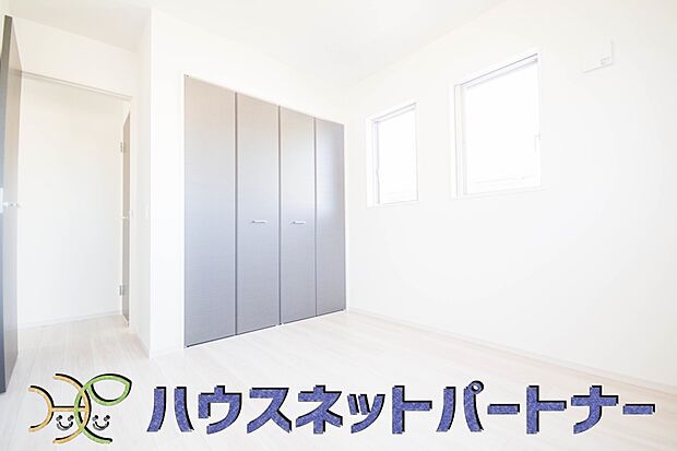 バルコニーに直接出入りできるお部屋です。ちょっと外の空気を吸いたい時や、ベランダでミニガーデニングなども楽しめそうです。
