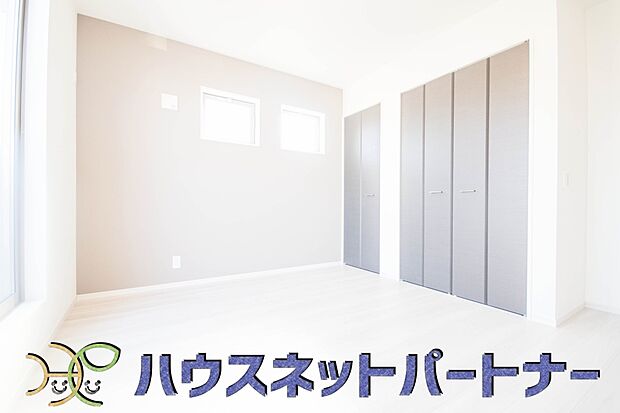明るい窓のあるお部屋は子供部屋にぴったり。可愛い家具で素敵なお部屋に。