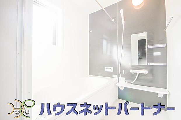 高級感溢れるカラーと大きさ・柔らかな曲線で構成された半身浴も楽しめるバスタブが心地よさをもたらします。