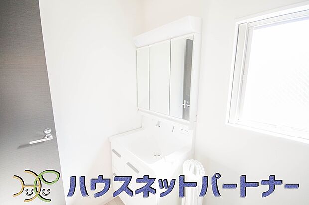 大きく見やすい三面鏡で清潔感ある洗面台は、身だしなみチェックや肌のお手入れに最適です。何かと物が増える場所だからこそ、スッキリと見映えの良い空間に拵えました。