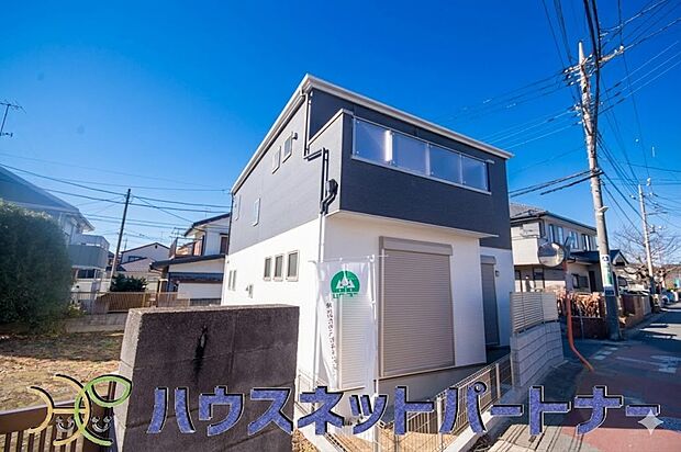 街に溶け合う美しい景観と、採光や風通しを考えて設計された間取り。近隣の視線を考え調整した窓位置など、外観だけでなく、住まうご家族の心地よさを最優先しました。