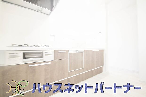 カウンターキッチンなら、リビングで遊ぶ子供の様子を見ながら料理ができるので安心です。料理を運んでもらったり、子供にお手伝いしてもらいやすいのもいいですね♪