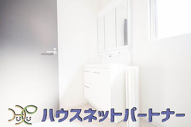 洗面室のある脱衣所は広々。脱いだお洋服をそのままお洗濯。