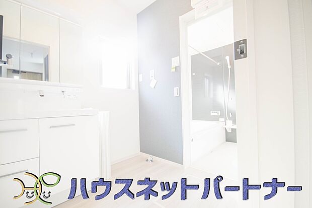 毎日使う洗濯機。しっかりと奥行きのある置き場が確保されています。